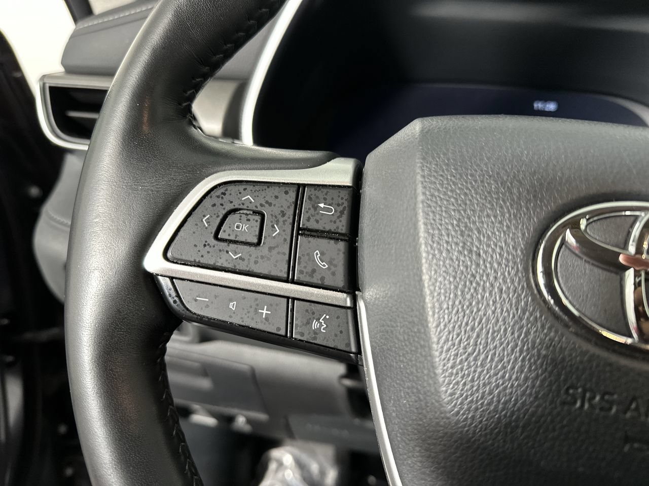 Used 2024 Toyota Highlander Limited FWD image 10