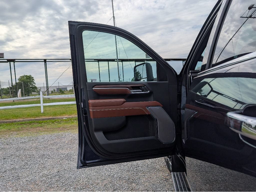 Used 2024 GMC Sierra 3500 Denali Ultimate AWD/4WD image 11