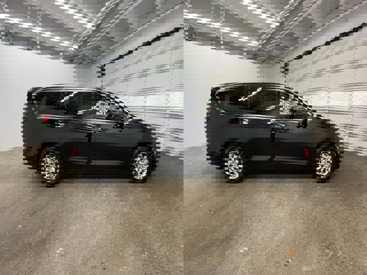 Used 2024 Chrysler Pacifica Touring-L image 7