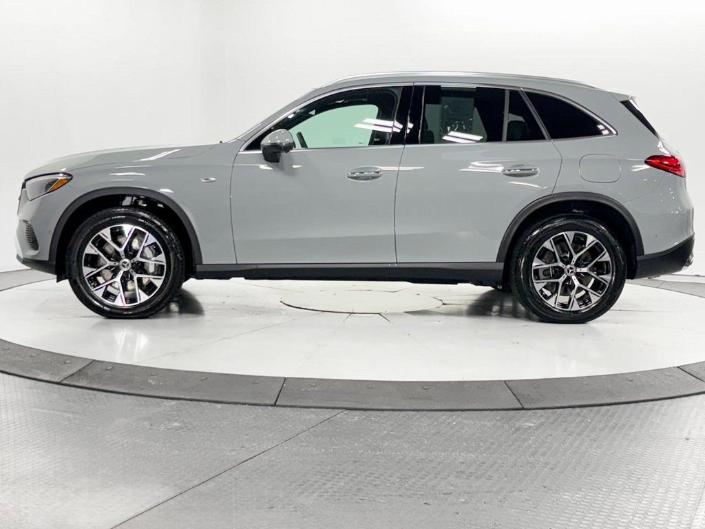 Used 2025 Mercedes-Benz GLC 350e 4MATIC w/ Driver Assistance Package image 4