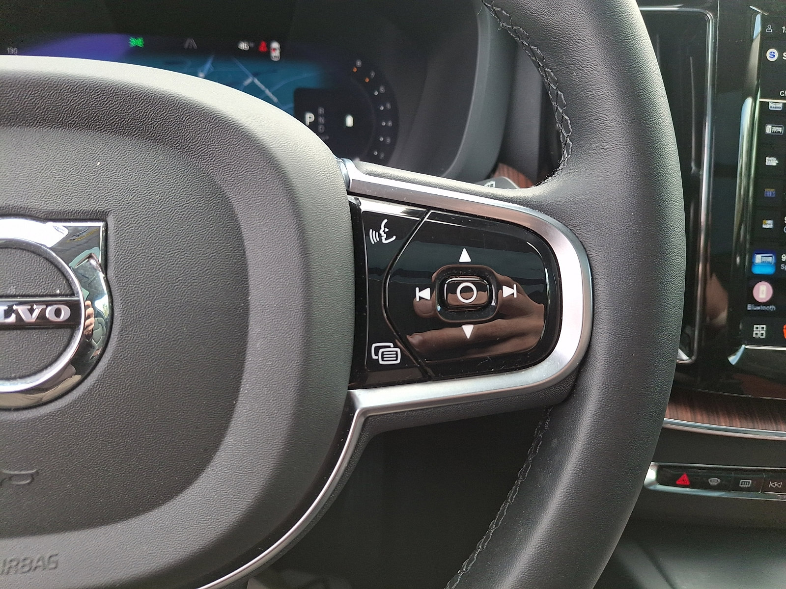 Certified 2023 Volvo XC60 B5 Plus w/ Climate Package image 22