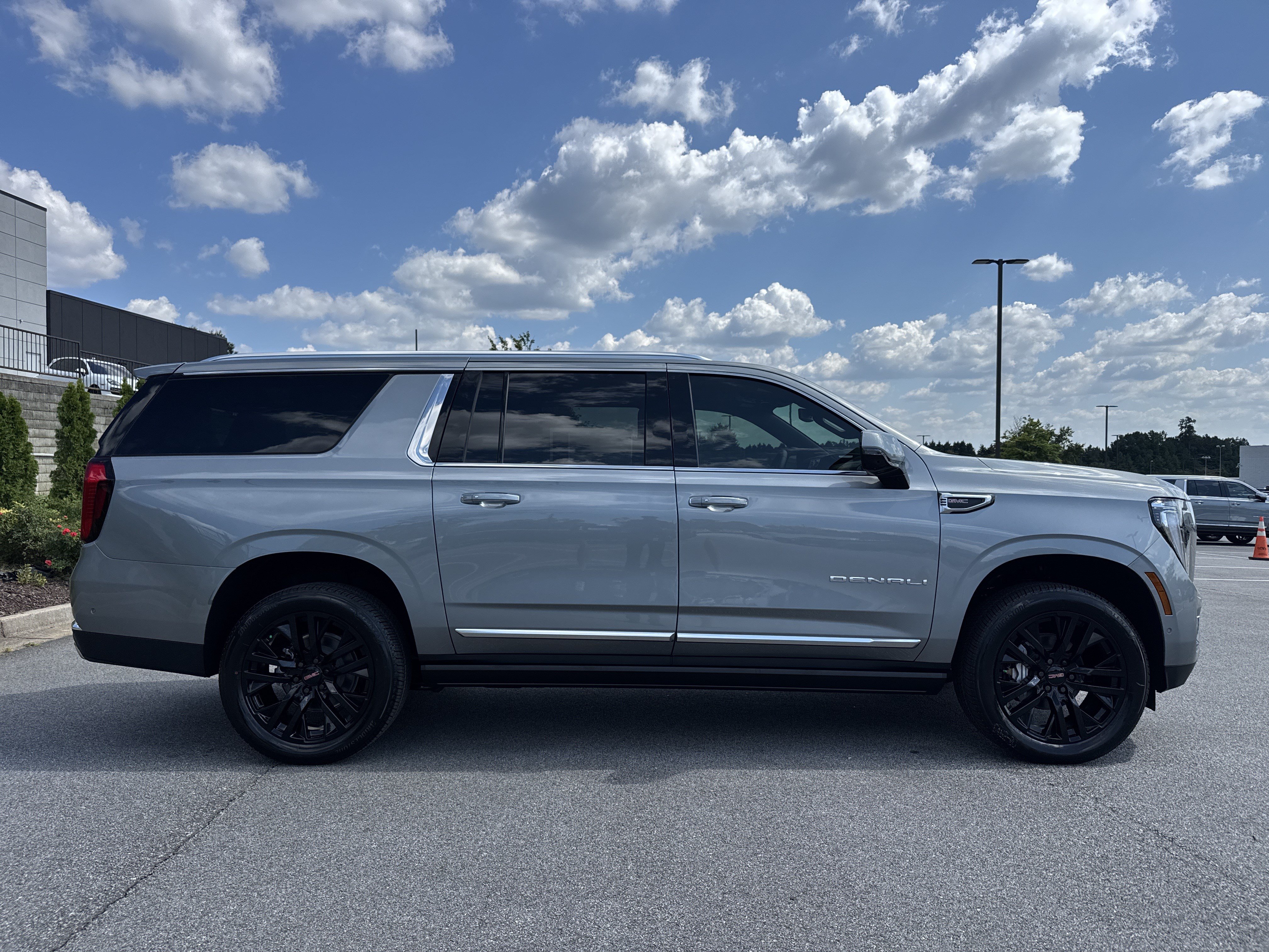New 2026 GMC Yukon XL Denali w/ Sun & Power Step Package AWD/4WD image 11