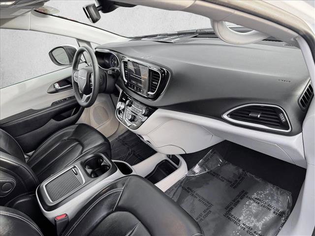 Used 2023 Chrysler Pacifica Touring-L image 22