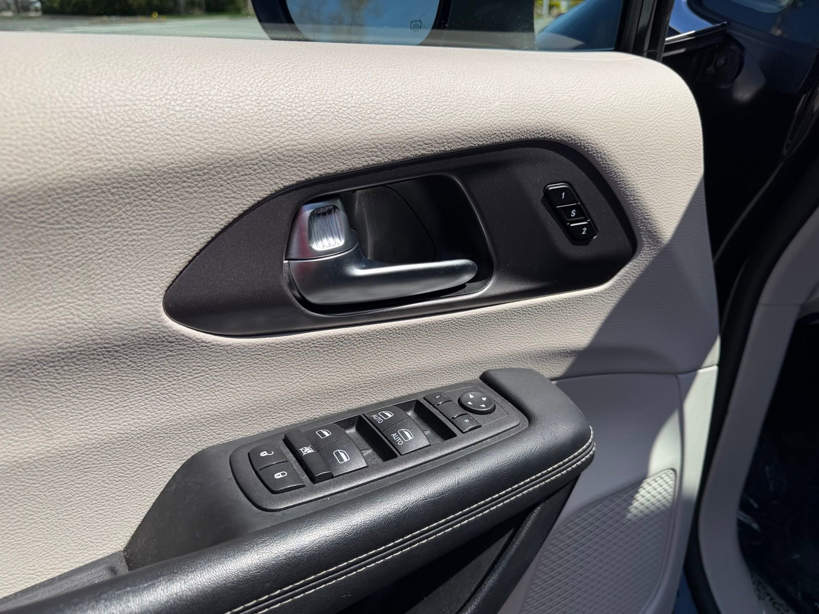 Used 2023 Chrysler Pacifica Touring-L image 21