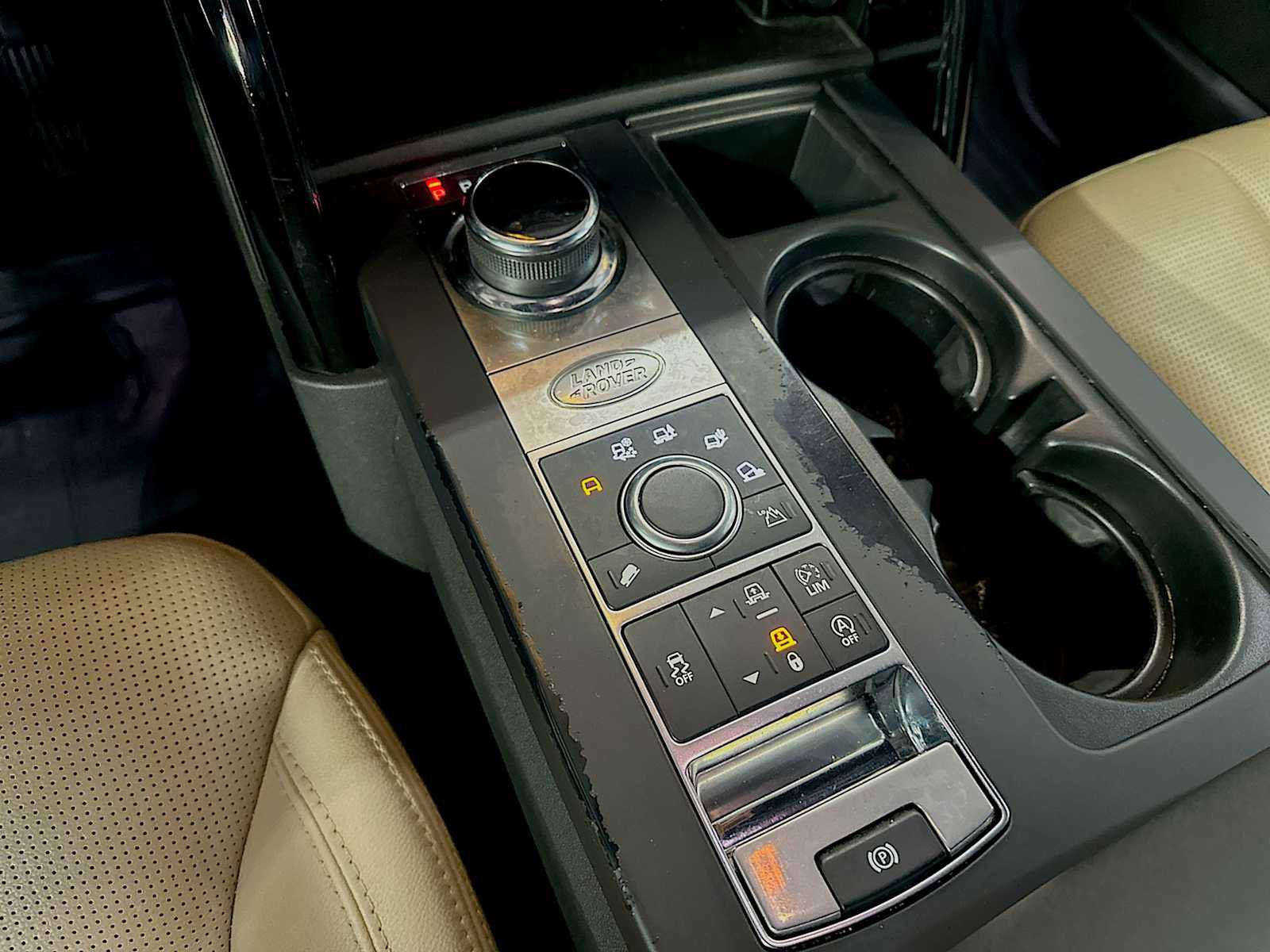 Used 2018 Land Rover Discovery SE image 19