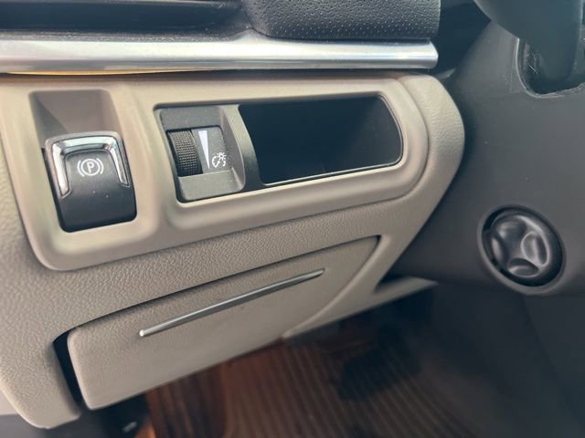 Used 2013 Cadillac XTS Luxury FWD image 24