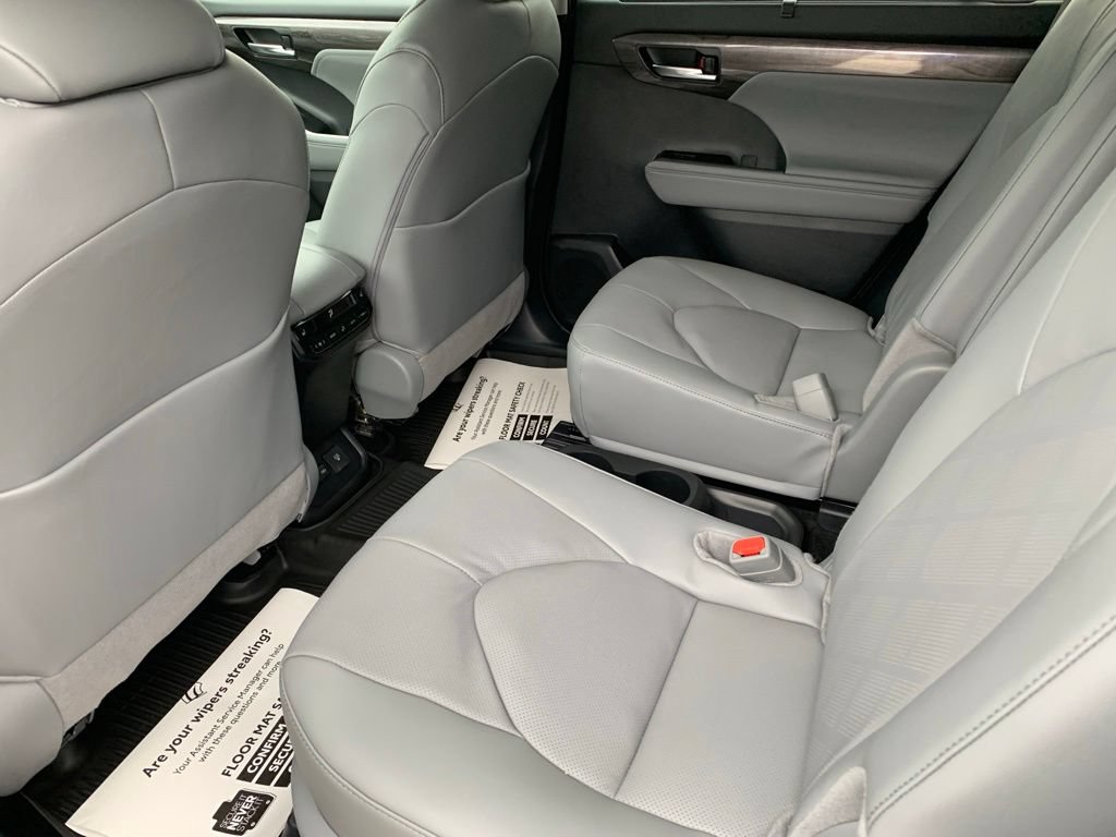 New 2026 Toyota Highlander Platinum AWD/4WD image 13