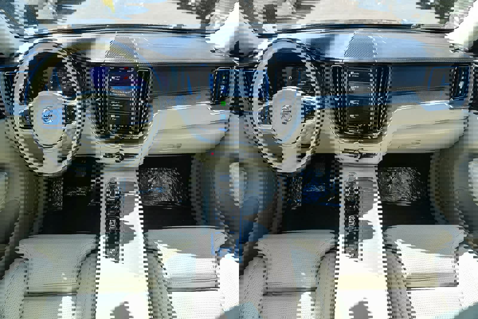 Used 2023 Volvo XC60 B5 Ultimate image 11