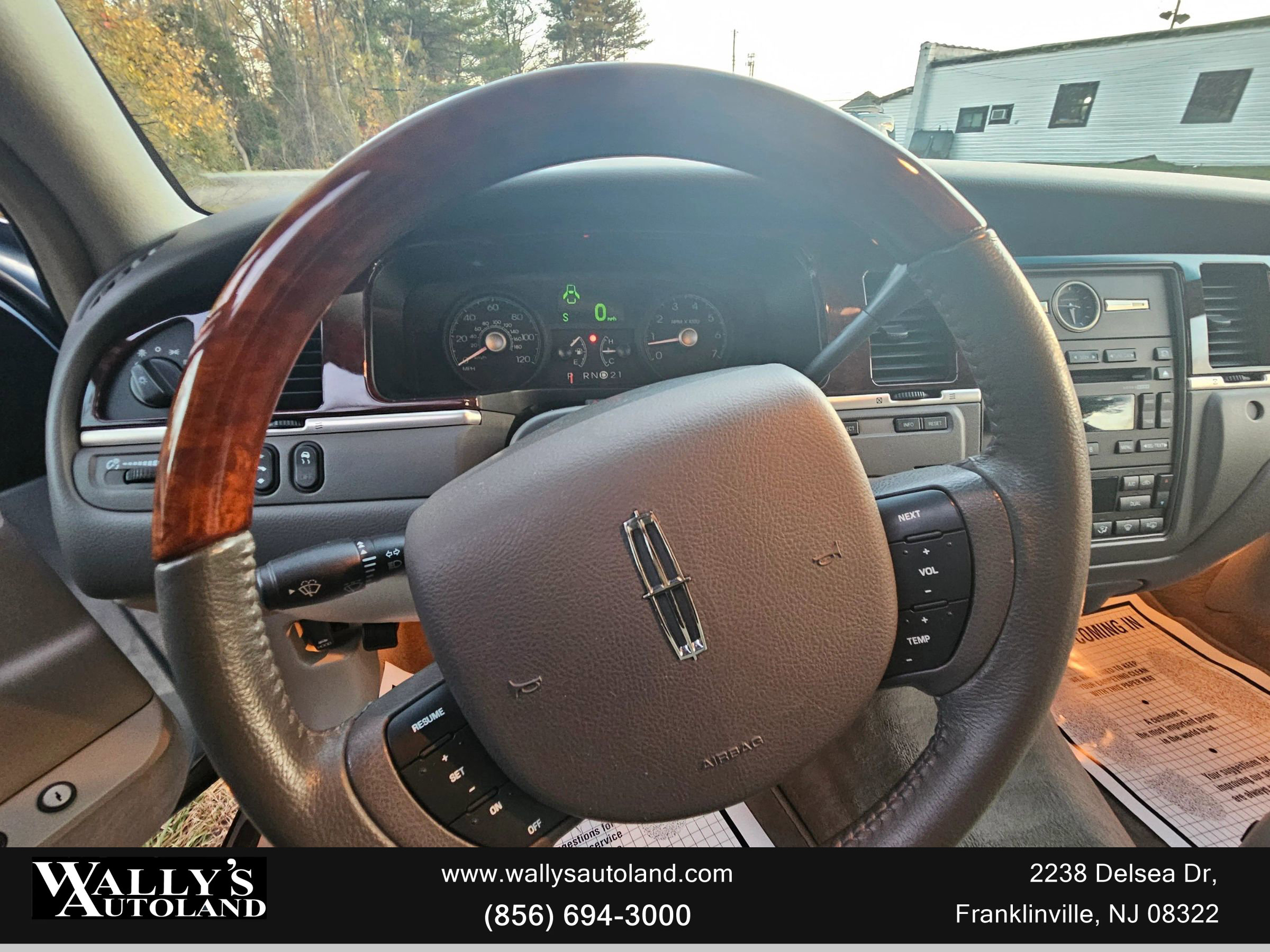 Used 2009 Lincoln Town Car Signature Limited image 25