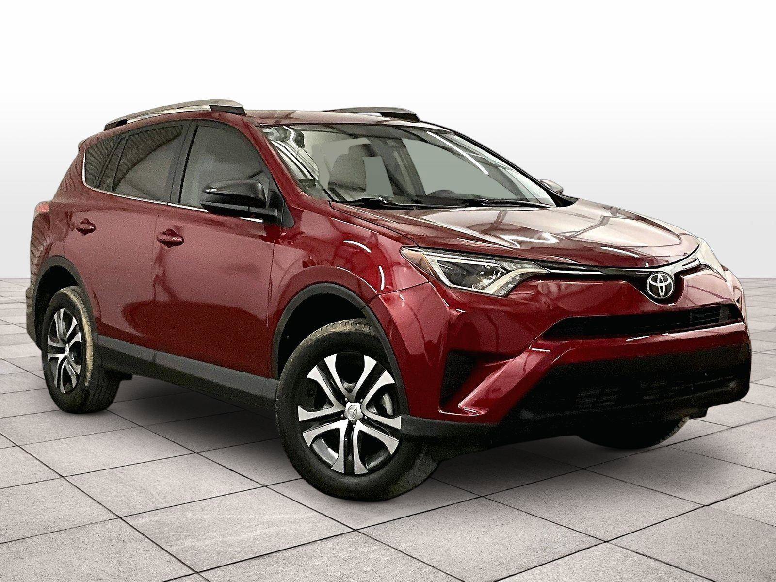 Used 2018 Toyota RAV4 LE FWD image 2