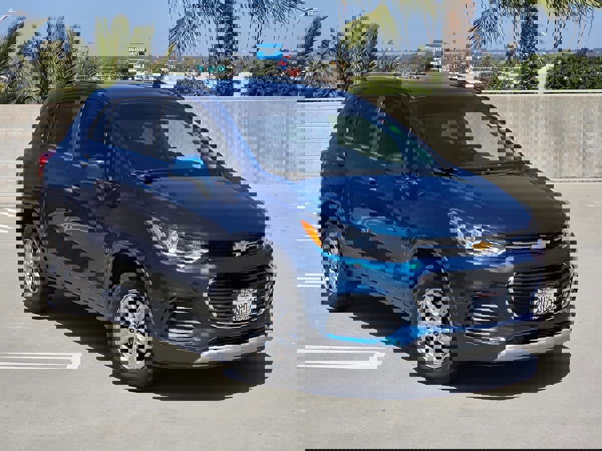 Used 2020 Chevrolet Trax LT w/ Driver Confidence Package image 2