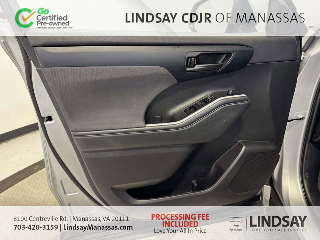 Used 2023 Toyota Highlander LE FWD image 18