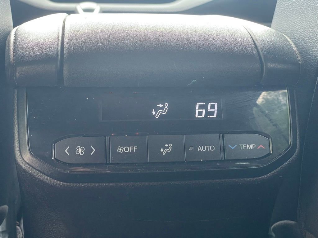 Used 2022 Toyota Highlander XSE FWD image 22