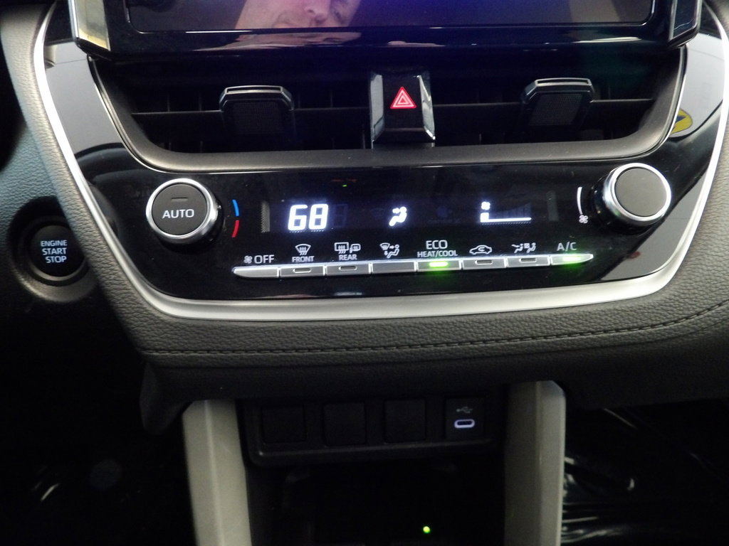 Used 2025 Toyota Corolla Cross LE image 32