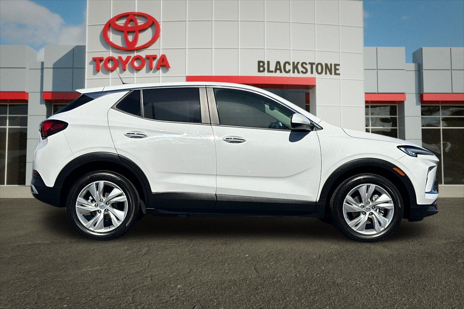 Used 2024 Buick Encore GX Preferred FWD image 2