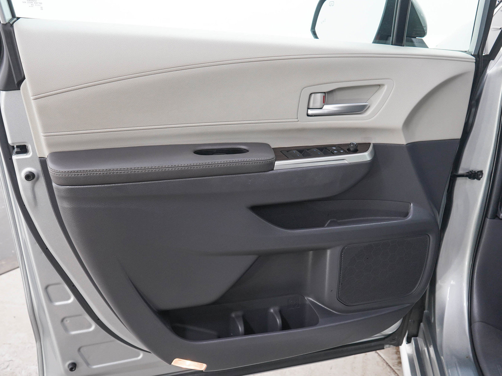 Used 2024 Toyota Sienna XLE FWD image 21