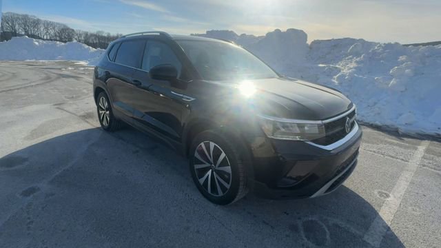 Used 2022 Volkswagen Taos SE image 2