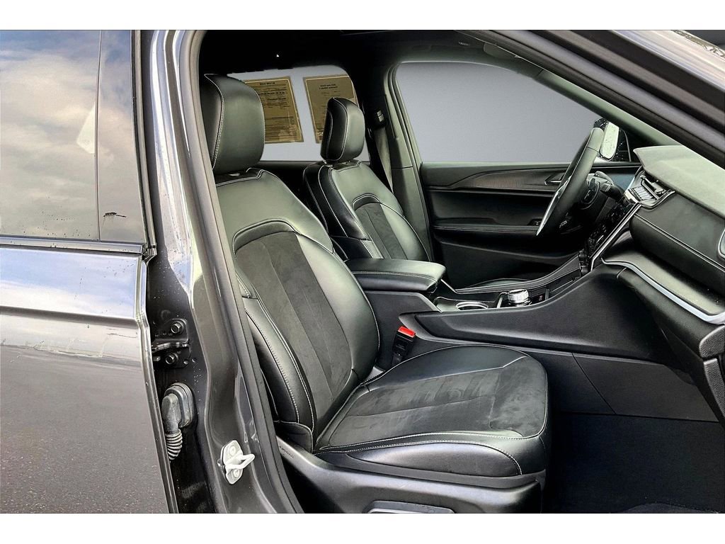 Certified 2025 Jeep Grand Cherokee Altitude image 8