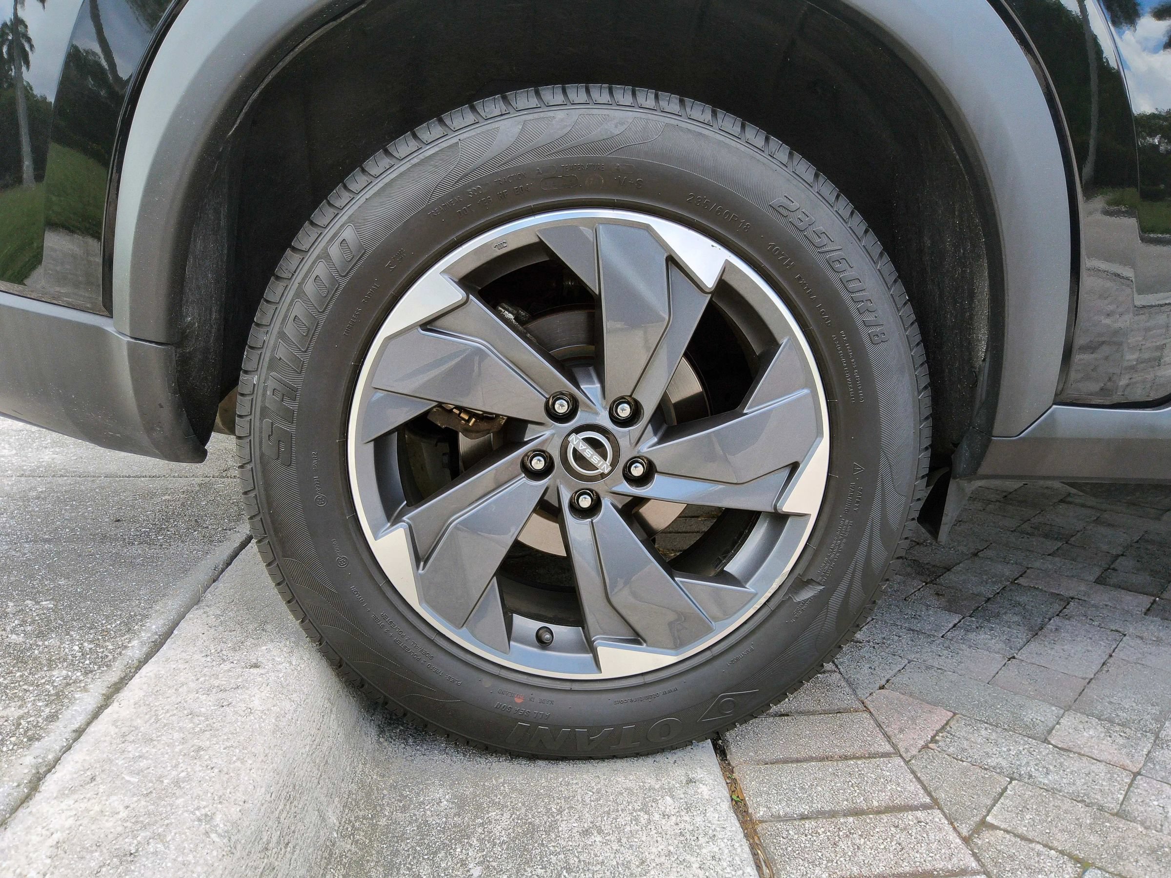 Used 2024 Nissan Rogue SV FWD image 47