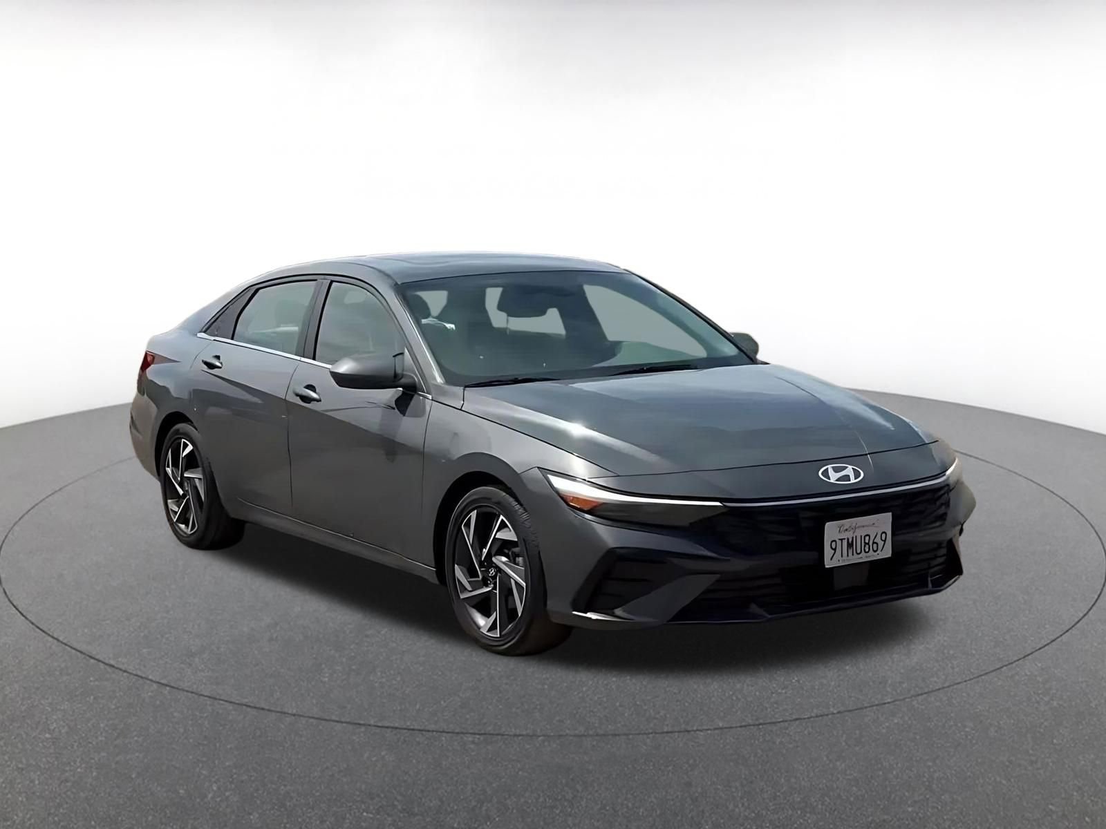 Used 2025 Hyundai Elantra SEL image 3