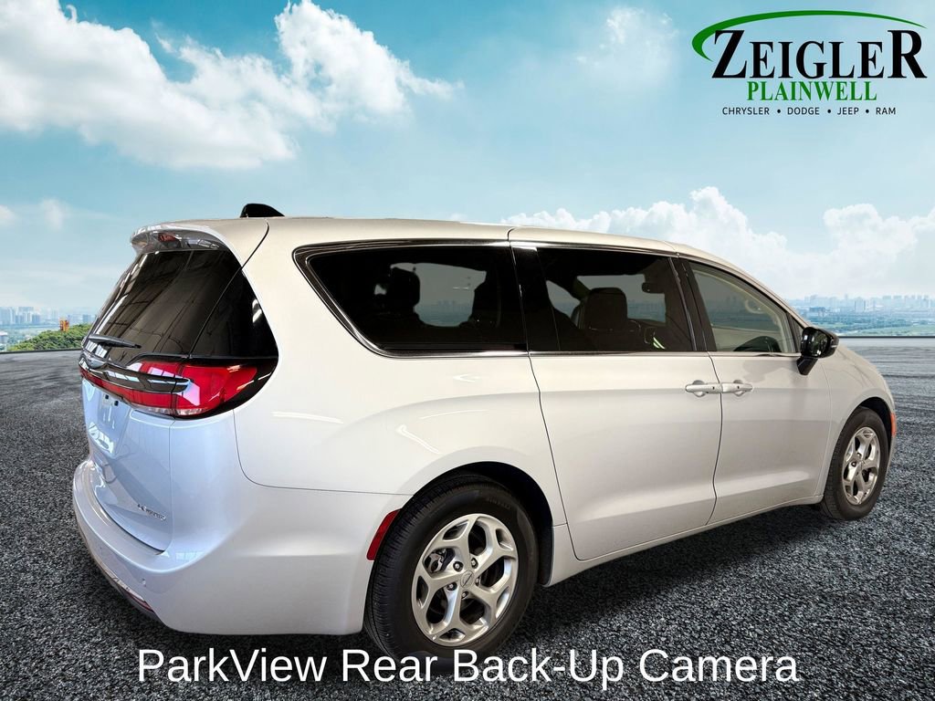 Used 2024 Chrysler Pacifica Limited image 10