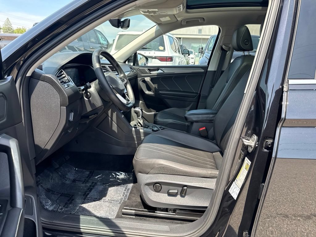 Used 2022 Volkswagen Tiguan SE w/ Panoramic Sunroof Package AWD/4WD image 17