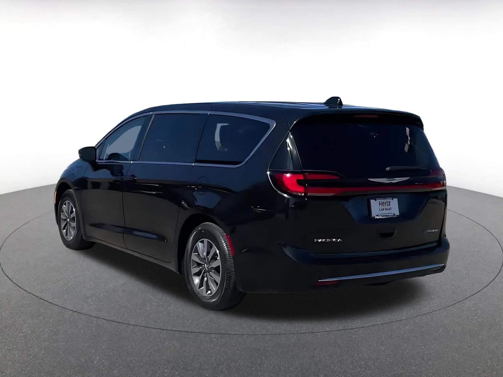 Used 2023 Chrysler Pacifica Touring-L image 11