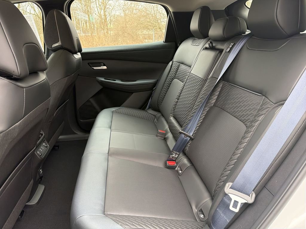 New 2026 Nissan Leaf Platinum+ w/ Cargo Package (Platinum+) FWD image 18