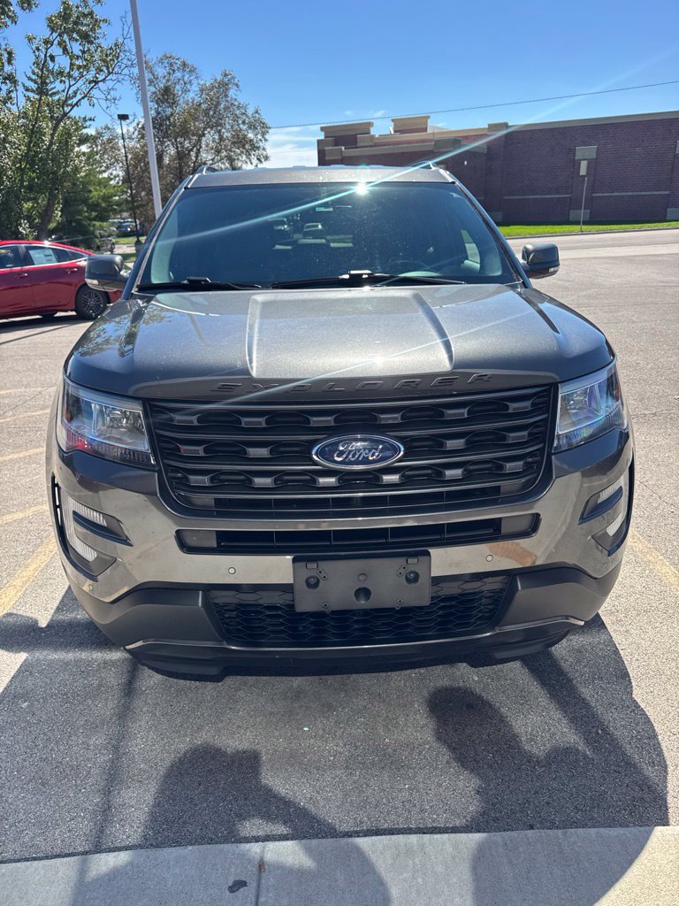 Used 2017 Ford Explorer XLT w/ Equipment Group 202A FWD image 1