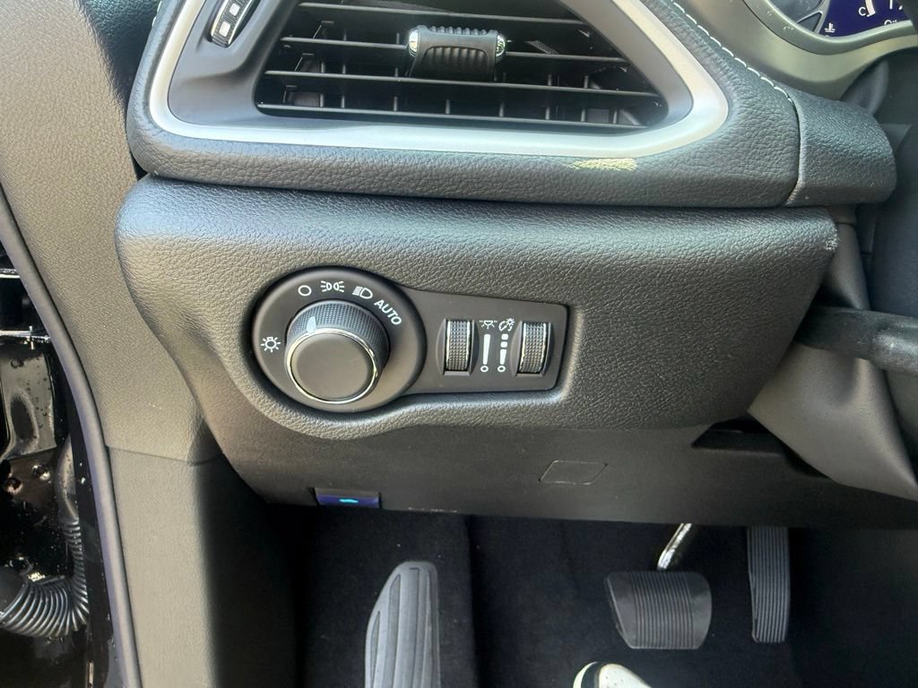New 2027 Chrysler Pacifica Limited w/ Family Tech Group FWD image 18