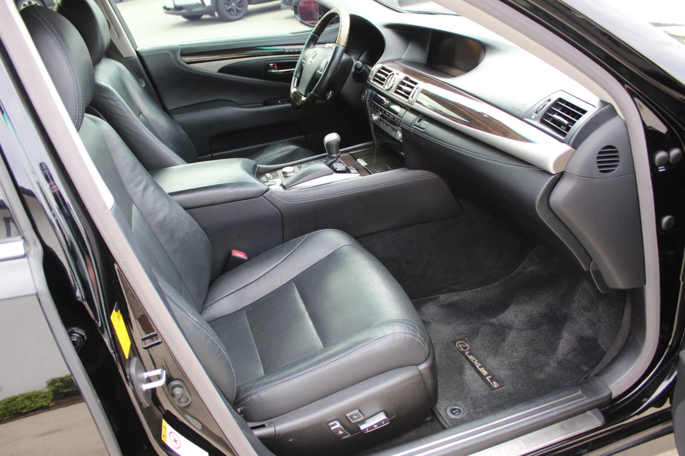 Used 2015 Lexus LS 460 AWD w/ Comfort Package image 29