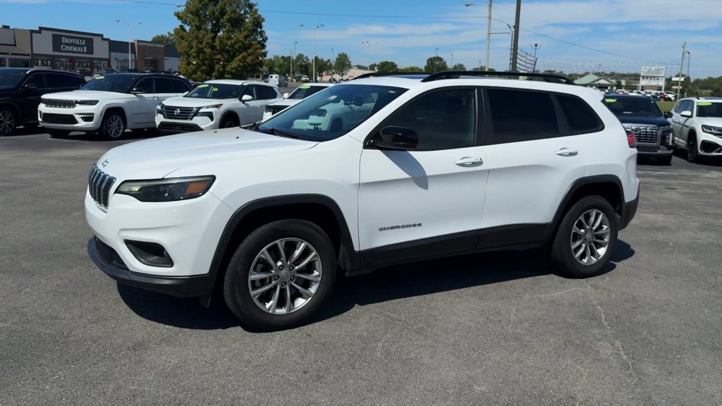 Used 2022 Jeep Cherokee Latitude Lux w/ Sun & Sound Group AWD/4WD image 3