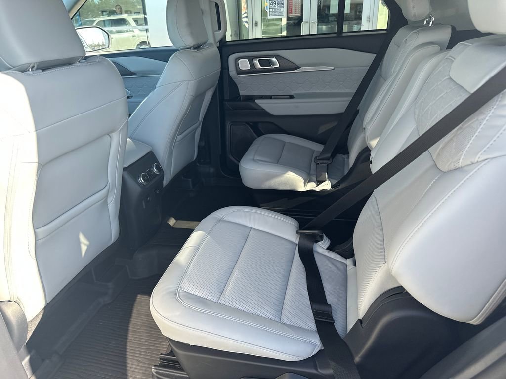 Used 2025 Ford Explorer Platinum w/ Ultimate Package AWD/4WD image 23