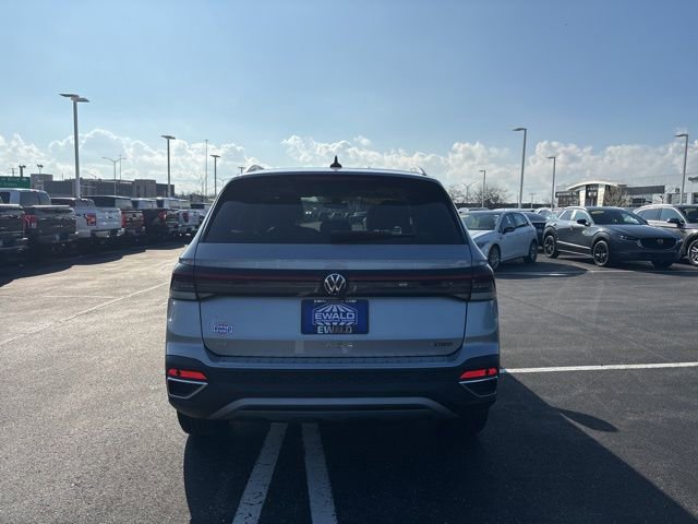 Used 2025 Volkswagen Taos SE w/ Panoramic Sunroof Package AWD/4WD image 8