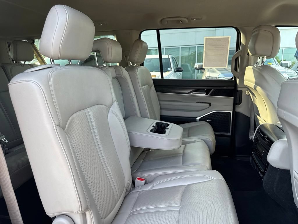 Used 2024 Jeep Wagoneer L Series II w/ Flexible Seating Group AWD/4WD image 18