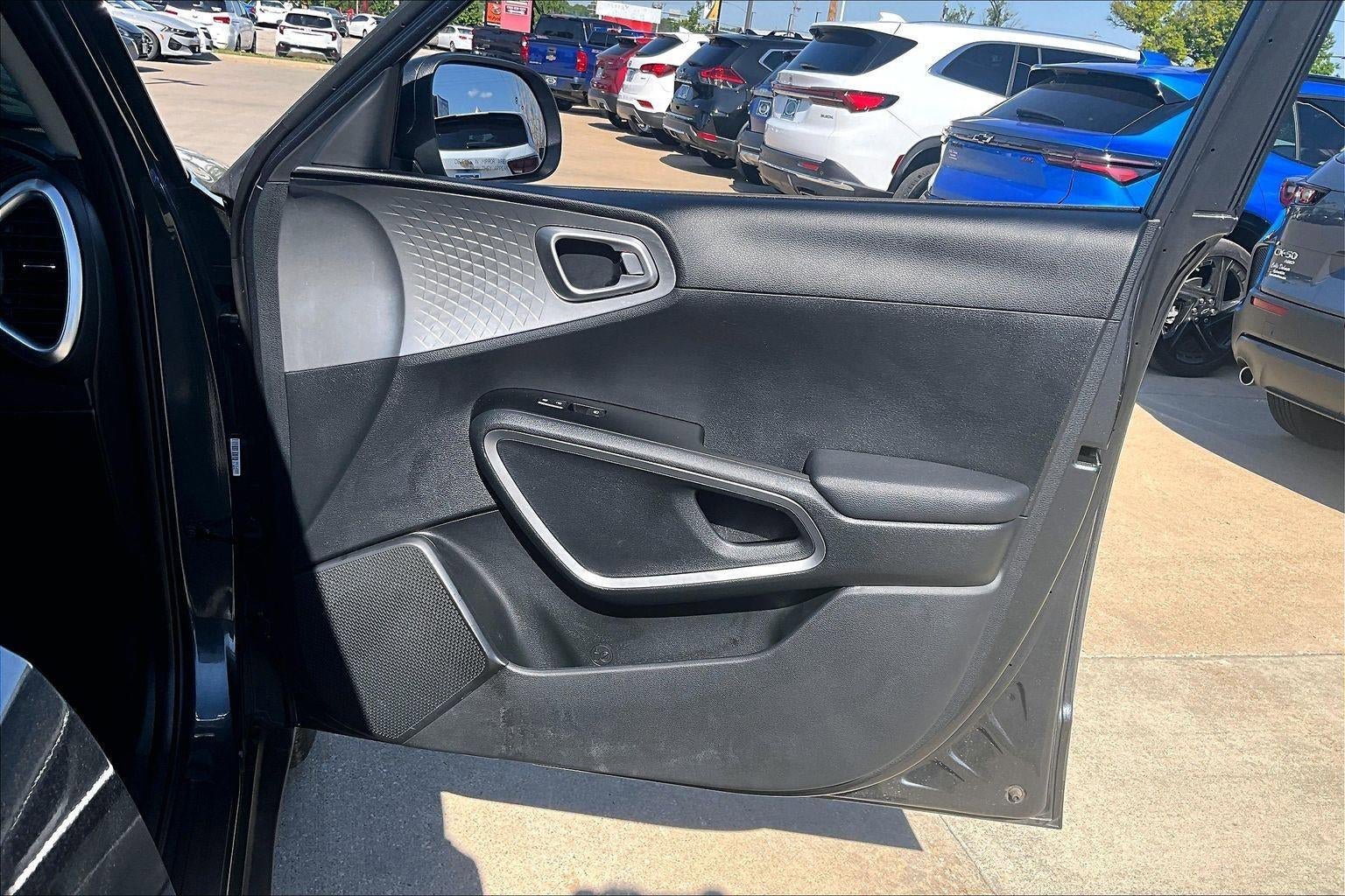 Used 2025 Kia Soul LX w/ LX Technology Package FWD image 28