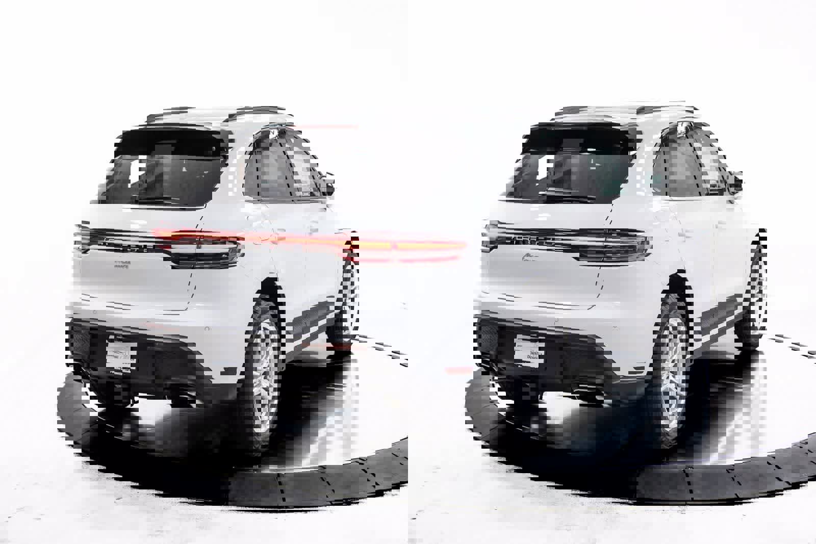 Certified 2025 Porsche Macan AWD/4WD image 7