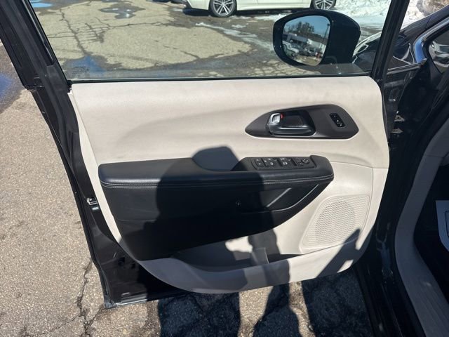 Used 2024 Chrysler Pacifica Select image 20