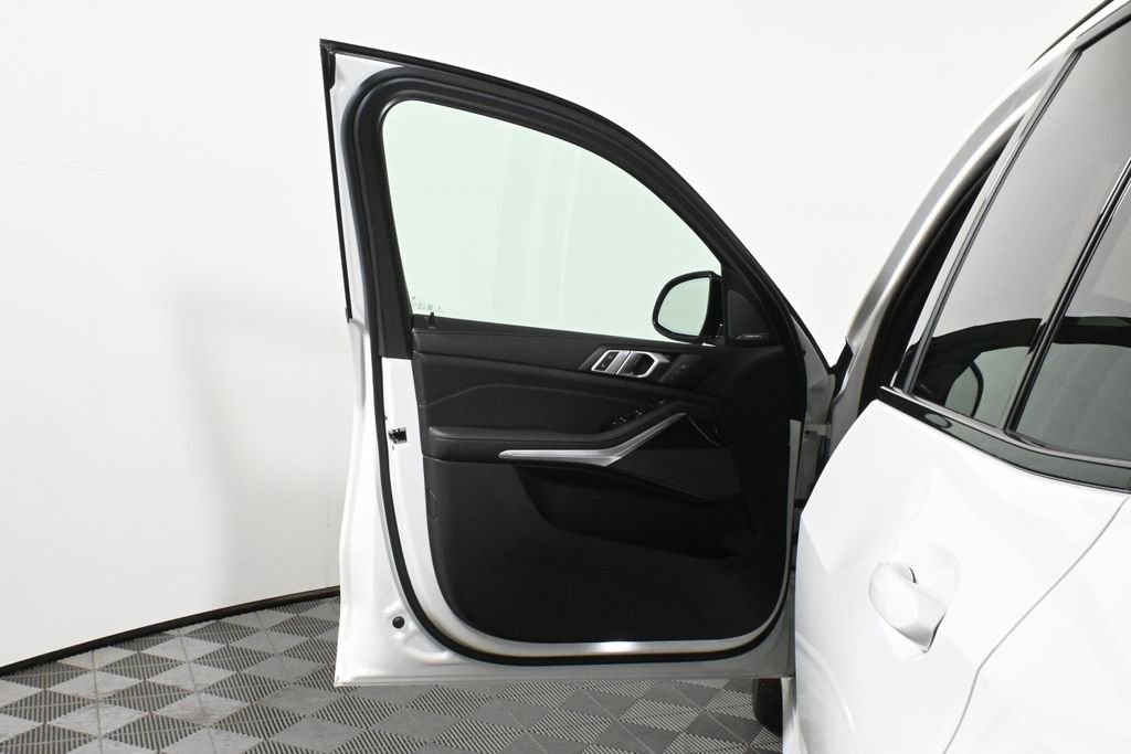 Used 2026 BMW X5 xDrive40i w/ M Sport Package image 29