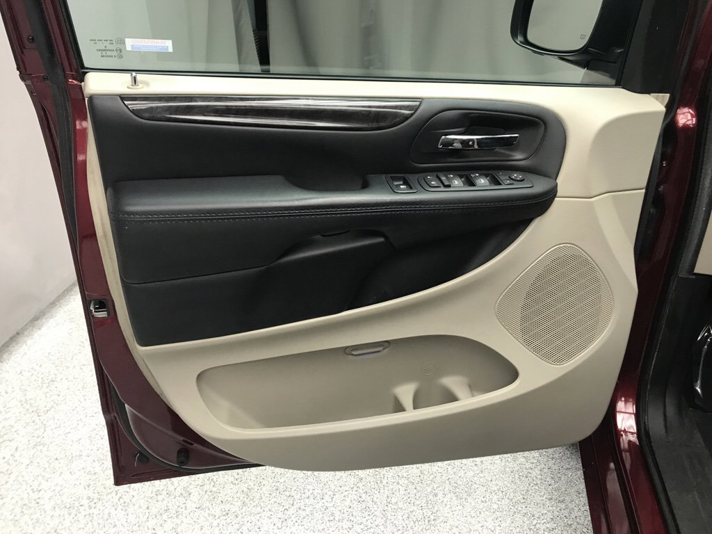 Used 2018 Dodge Grand Caravan SE image 8