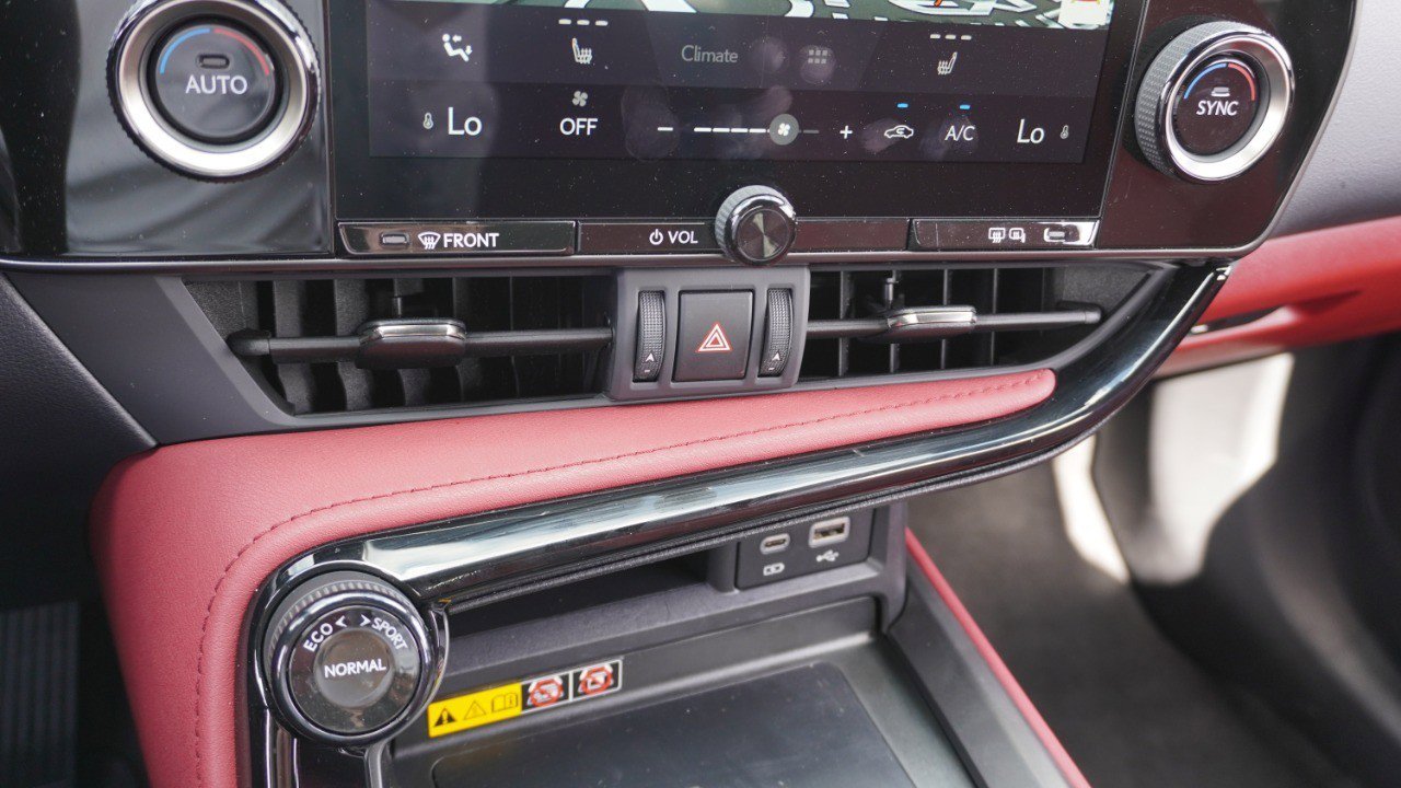 Used 2025 Lexus NX 250 FWD w/ Towing Package (2000 Lbs) image 18