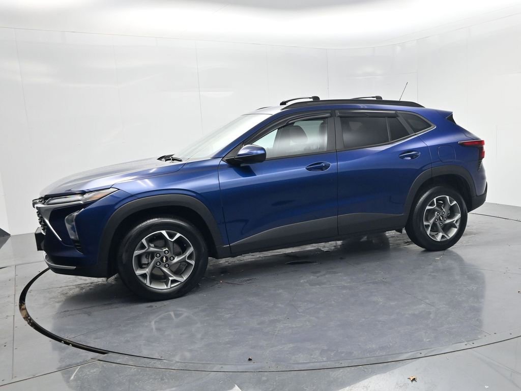 Used 2024 Chevrolet Trax LT w/ LT Convenience Package image 4