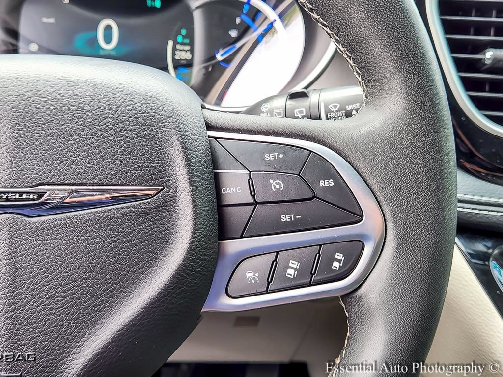 Used 2023 Chrysler Pacifica Touring-L FWD image 16