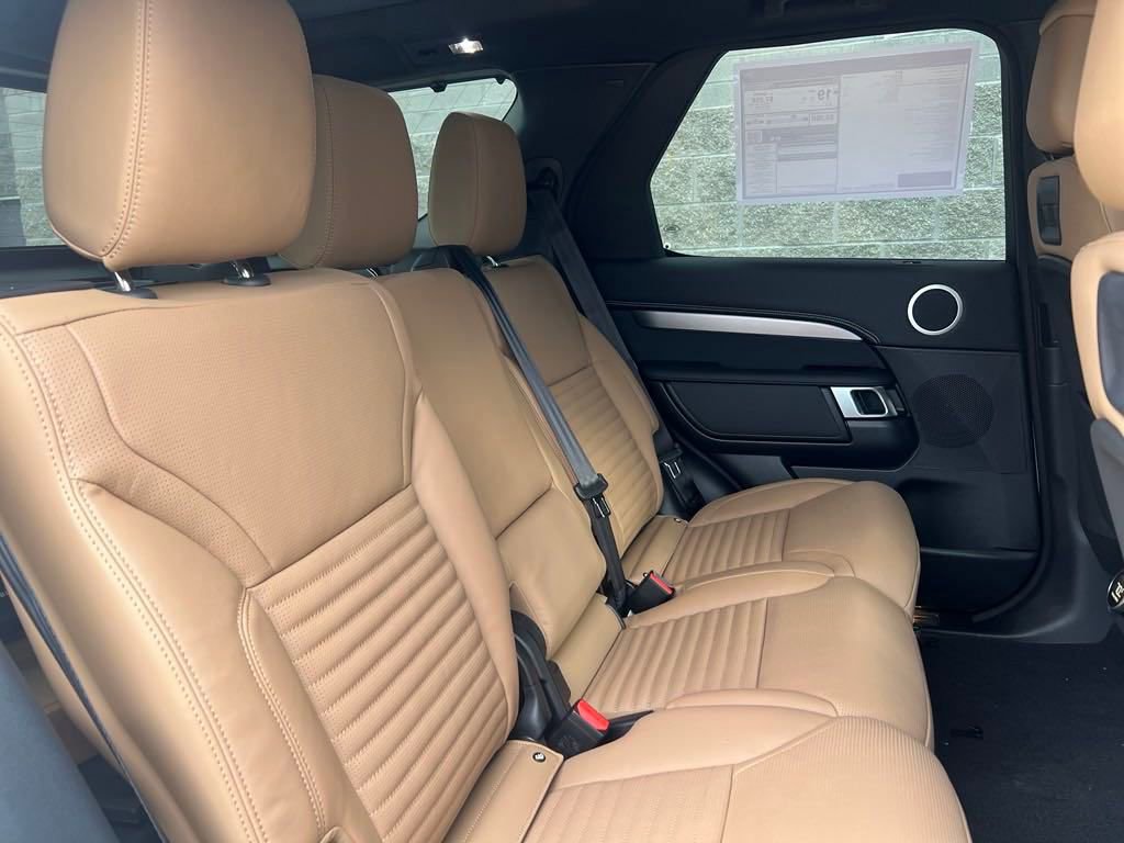 Used 2025 Land Rover Discovery Dynamic SE image 19