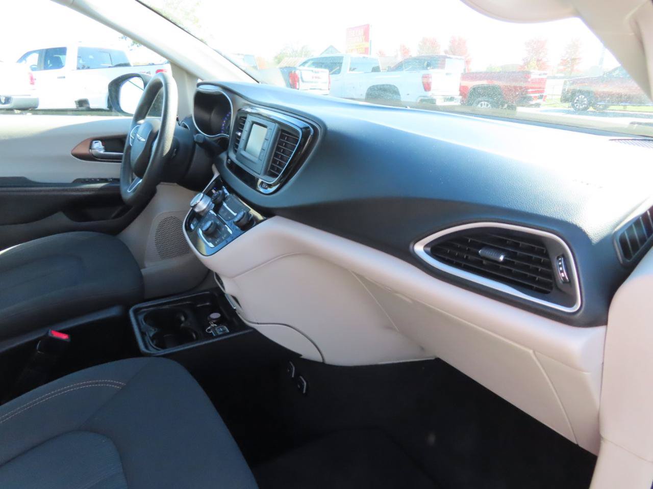Used 2017 Chrysler Pacifica Touring FWD image 39