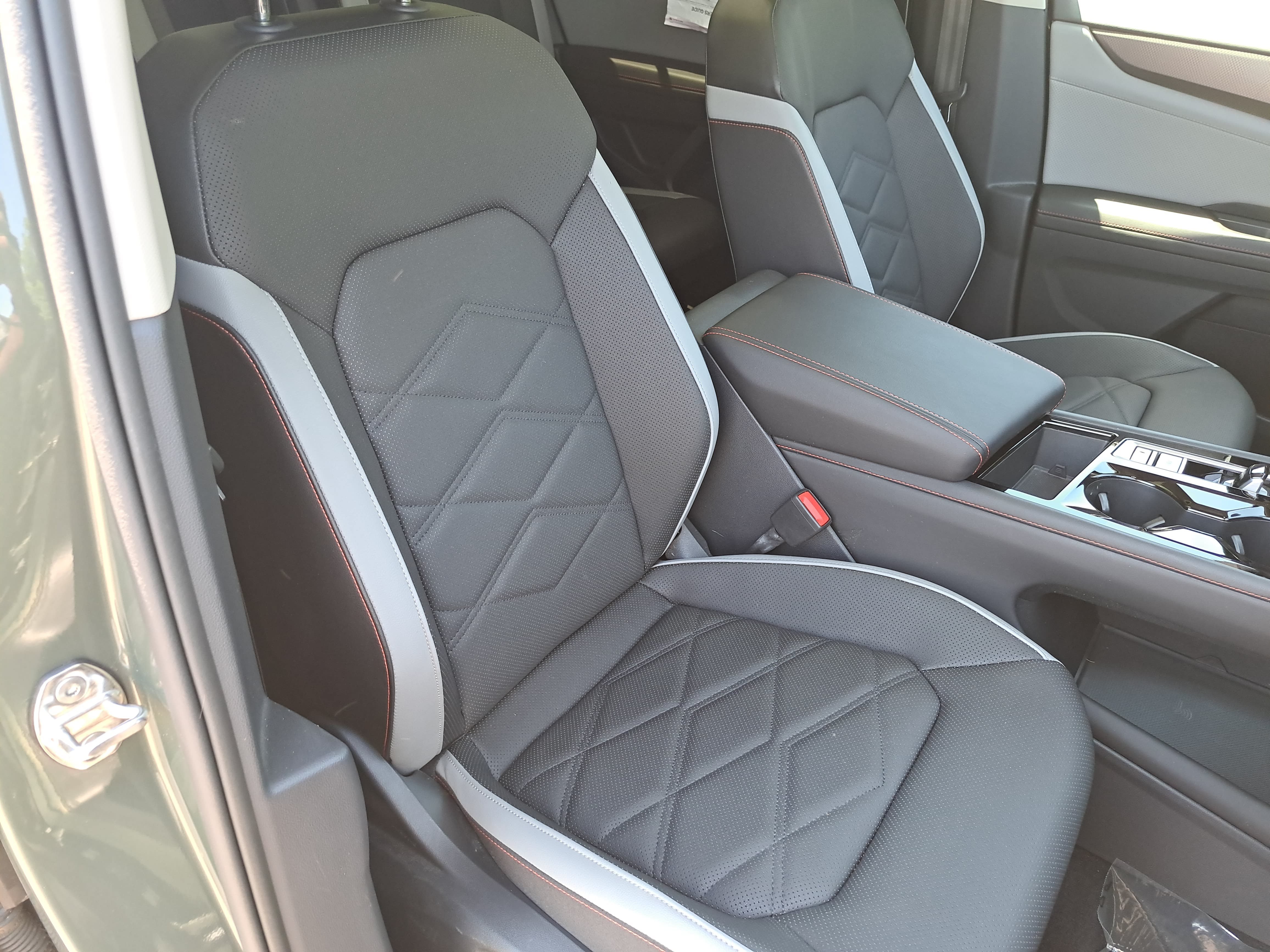 Used 2024 Volkswagen Atlas Peak Edition SEL AWD/4WD image 10