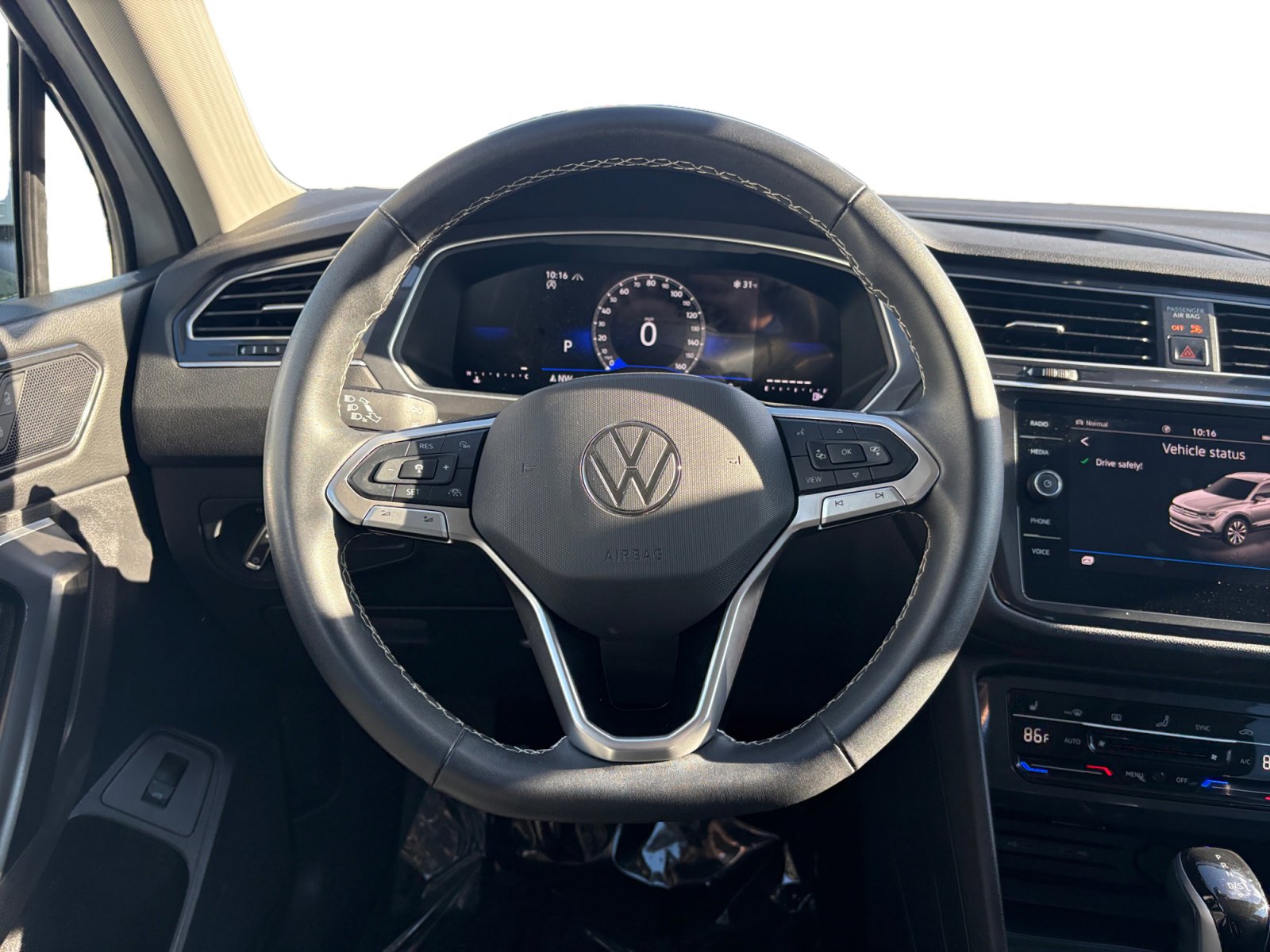 Certified 2024 Volkswagen Tiguan SE w/ Panoramic Sunroof Package image 3