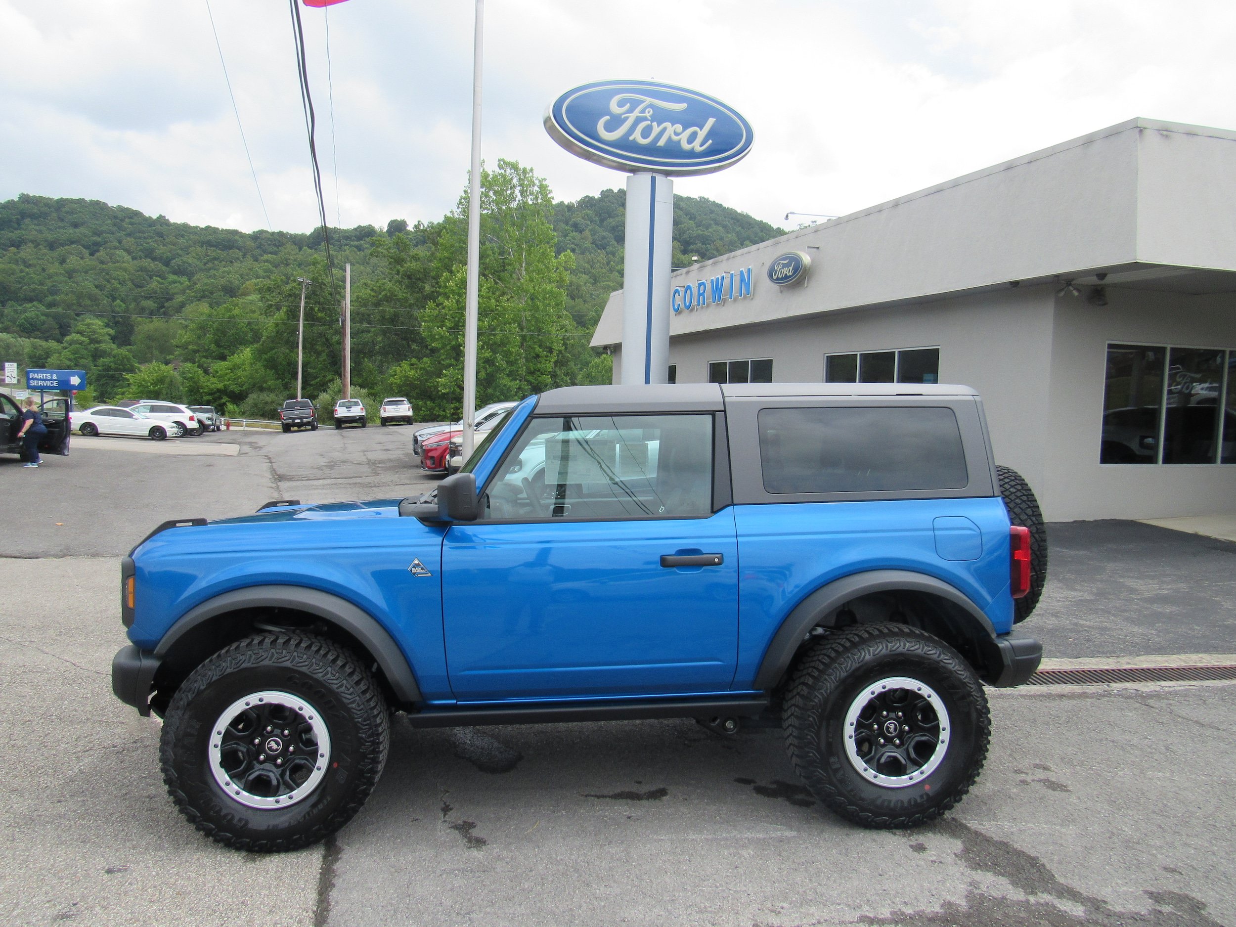 Used 2024 Ford Bronco Black Diamond w/ Sasquatch Package AWD/4WD image 2