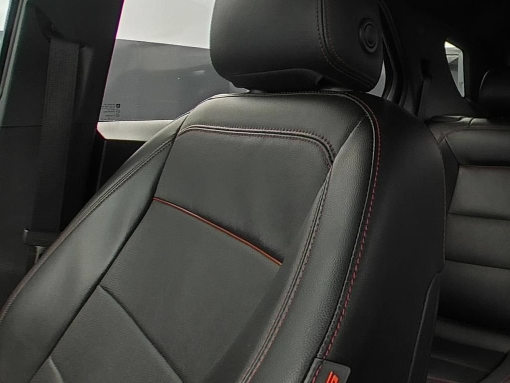 Used 2022 Chevrolet Equinox RS w/ RS Leather Package FWD image 9