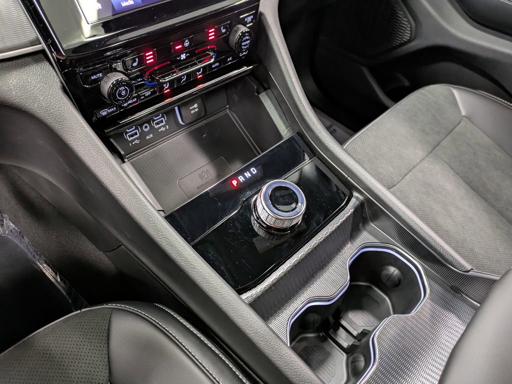 Used 2025 Jeep Grand Cherokee Altitude image 14